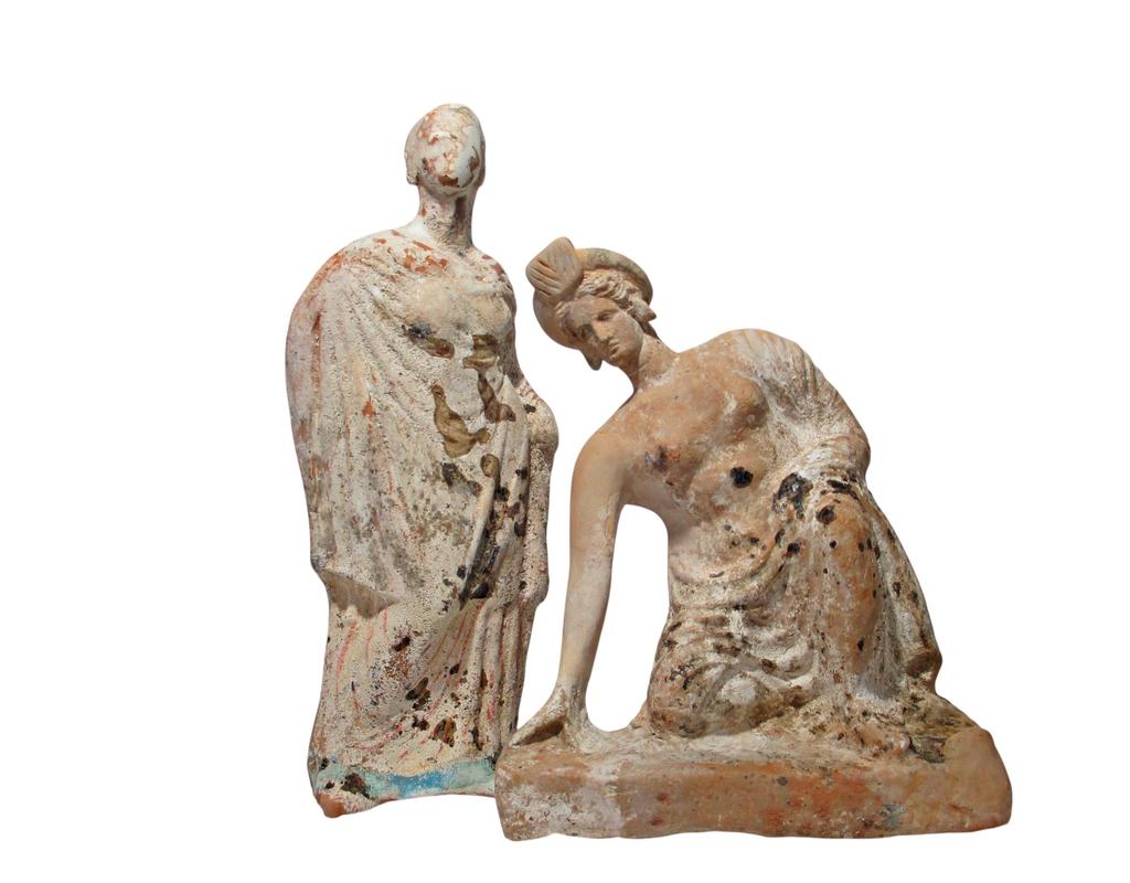 Figurines en terre cuite conservant leur décor polychrome.