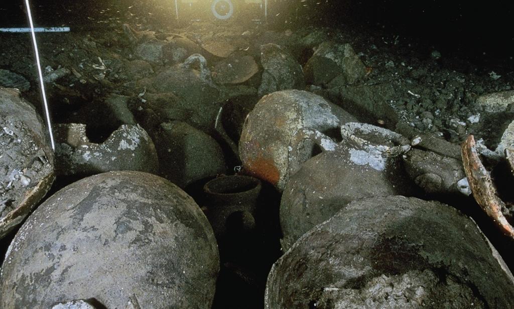 Fouille de l’épave du Grand Ribaud F près de la presqu’île de Giens (Var), début du Vᵉ siècle avant notre ère. Le bateau contenait une cargaison d’amphores de vin étrusque ; on ne connaît pas cependant l’origine de son propriétaire.