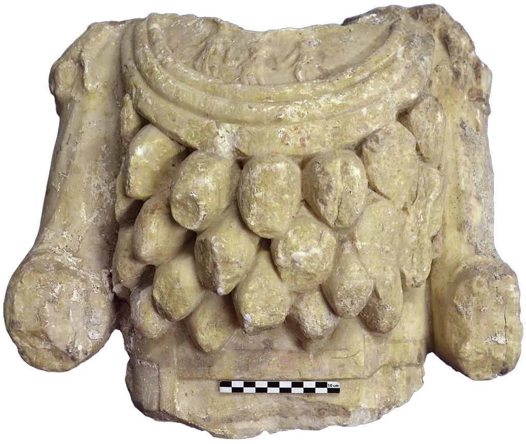 Fragment de statue d’Artémis d’Éphèse. Toulon, centre archéologique du Var, marbre blanc translucide (marbre de Paros ?), environ 40 cm de haut, Iᵉʳ siècle de notre ère (?).