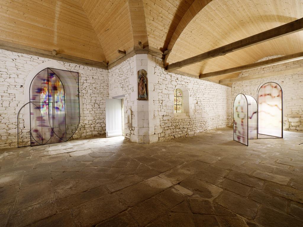 Guillaume Linard-Osorio (né en 1978), Sans titre, 2025. 8 structures, encre, polycarbonate alvéolaire et acier, dimensions variables. Chapelle Saint-Meldéoc, Locmeltro, Guern. 