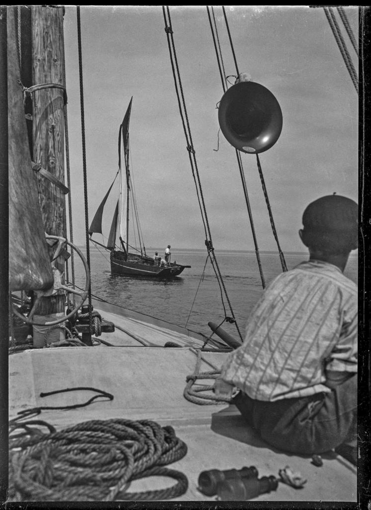 Jacques de Thézac (1862-1936), Langoustier mouillant ses casiers, vu depuis le yacht Les Abris du Marin, lieu indéterminé, années 1920-1930. Quimper, musée départemental breton. 