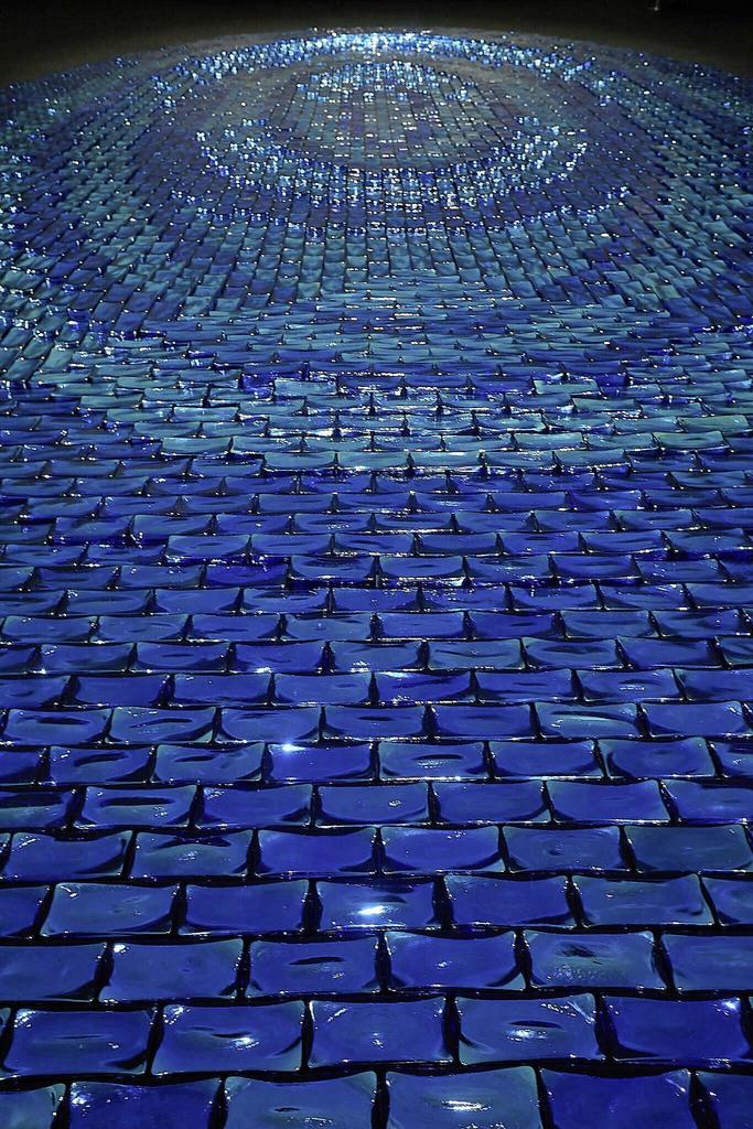 Jean-Michel Othoniel (né en 1964), Halo de briques de verre. Sol de briques de verre bleu pour la Grande Chapelle.
