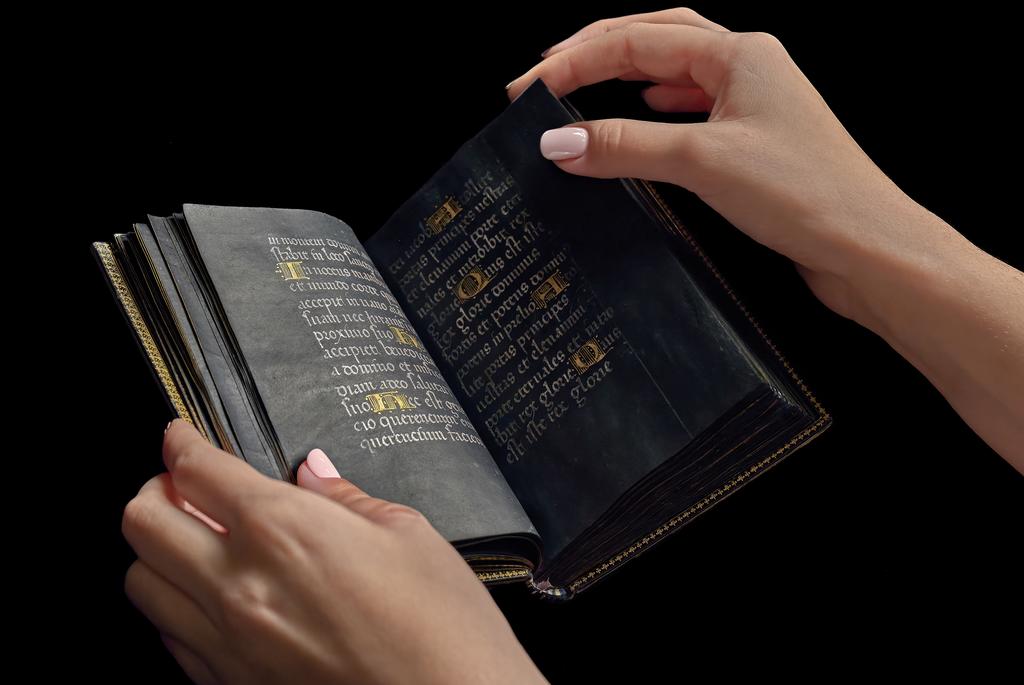 Cercle de Willem Vrelant (actif à Bruges, Belgique, 1454-1481), Livre d'heures noir (Horae beatae marie secundum usum curie romane), vers 1458. Manuscrit enluminé sur vélin peint en noir, 15,2 x 10,7 x 2,7 cm. New York, Hispanic Society Museum & Library.