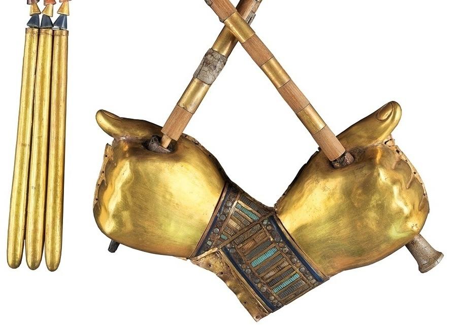 Mains incrustées d’or tenant la crosse et le fléau (détail). Or, verre, cornaline et argent. Chambre funéraire. GEM 759-A.