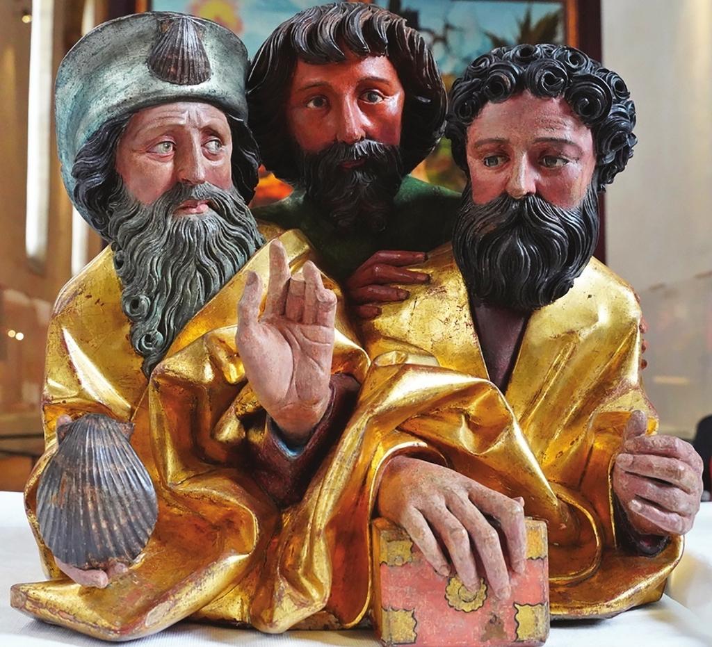 Relief de trois apôtres avant restauration.