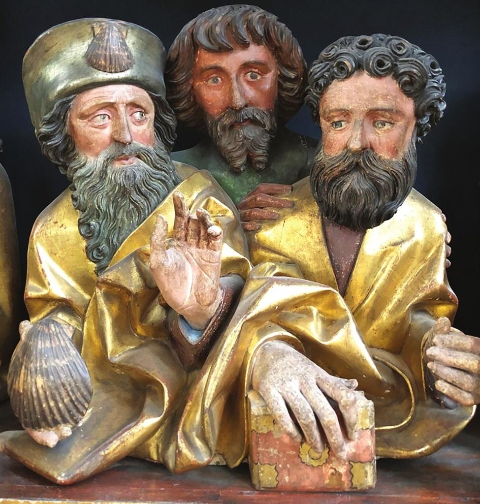 Relief de trois apôtres après restauration.