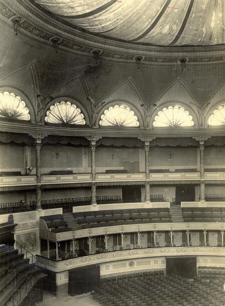 Le mausolée aménagé en salle de concert en 1907 (auditorium Augusteo).