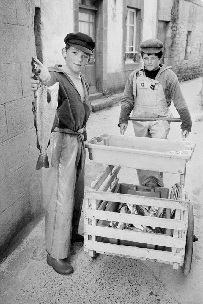 Michel Thersiquel (1944-2007), Manu et Lionel Kerloc’h, poisson frais au porte-à-porte, Sein, 1979.