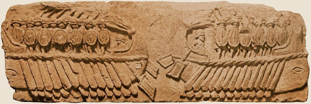 Relief représentant deux navires de guerre romains avec des soldats, IIᵉ-Iᵉʳ siècles avant notre ère. Calcaire, 50 × 144 × 27 cm. 