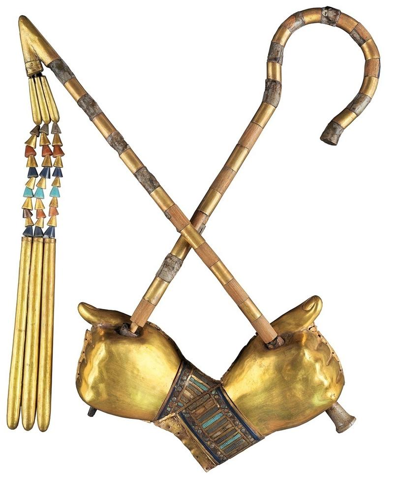 Éléments de la momie de Toutânkhamon : mains incrustées d’or tenant la crosse et le fléau. Or, verre, cornaline et argent. Chambre funéraire. GEM 759-A.