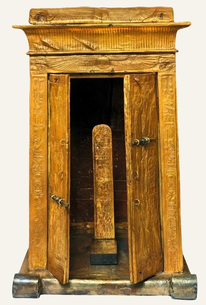 Naos en bois doré présentant des scènes de Toutânkhamon et Ânkhesenamon. Bois, gesso, feuille d’or. H. : 50,5 cm. GEM 199-1.