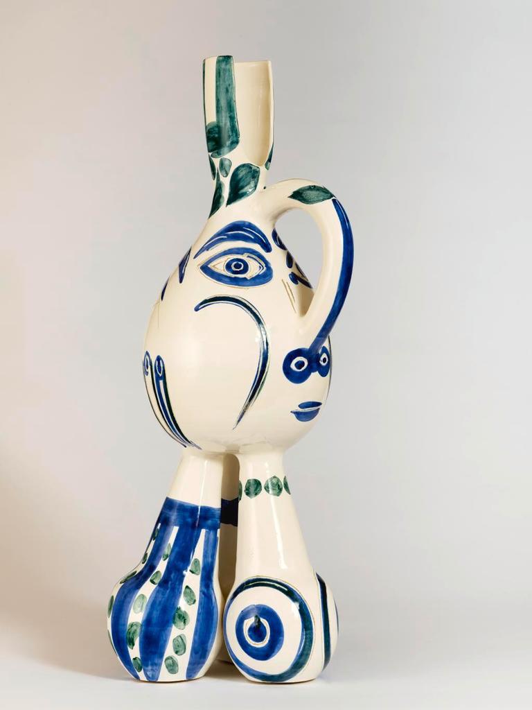 Pablo Picasso (1881-1973), Tripode, 1951. Grand vase tourné, terre de faïence blanche, décor aux oxydes, gravé sur émail blanc, 75,5 x 23 cm. Tiré à 75 exemplaires numérotés, exemplaire 43/75. Madoura, édition Picasso, réplique authentique, AR 125. Collection musée Magnelli, musée de la céramique.