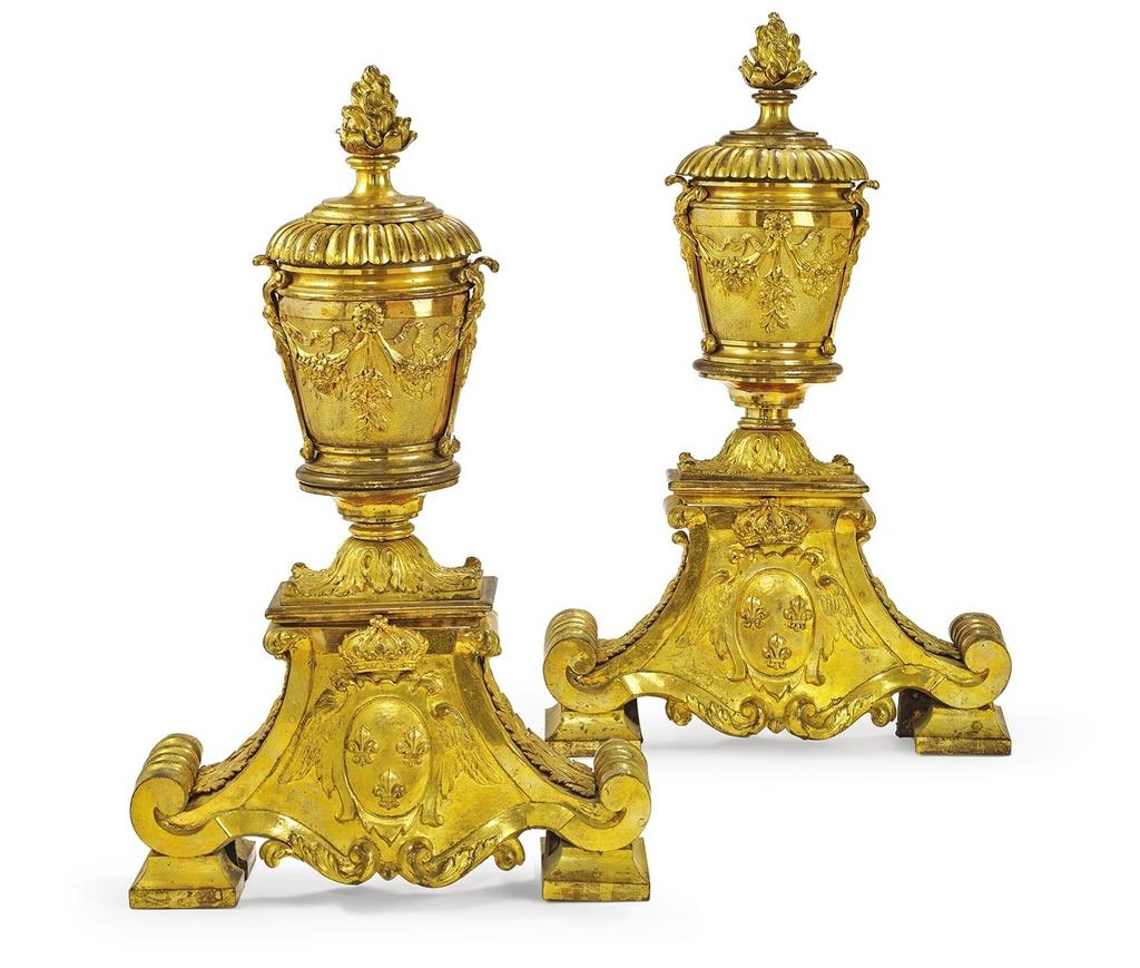 Paire de chenets royaux attribuée à Domenico Cucci, vers 1680-1700. Bronze ciselé et doré, 69 x 42,5 cm. Estimé : 150 000/250 000 €.