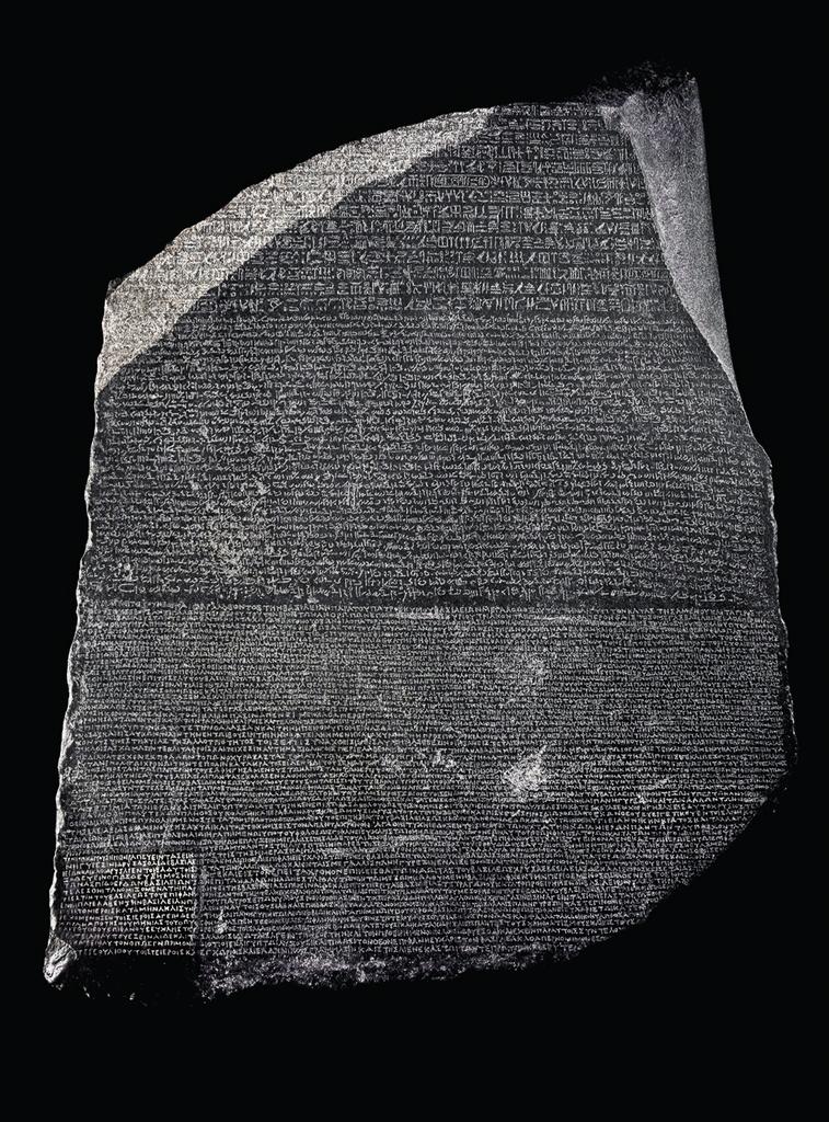 La pierre de Rosette, datée de 196 avant notre ère. Basalte, 118 × 77 × 30 cm. London, British Museum.