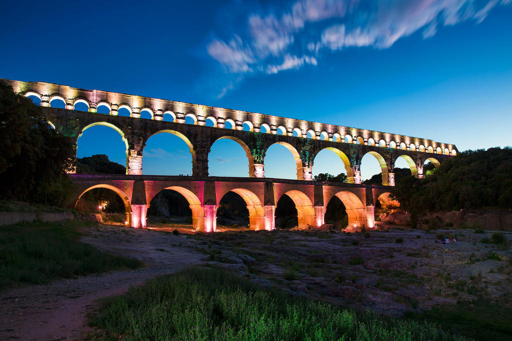 Le pont du Gard s'illumine dès le début de la soirée, puis se transforme en écran géant des « Mondes magiques ».