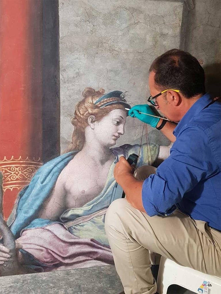 La Justice, figure peinte à l’huile par Raphaël, en cours de restauration dans la salle de Constantin, au Vatican.