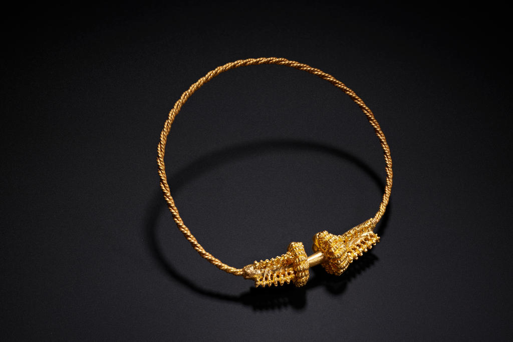 Une des deux répliques du torque de Montans en or 24 carats.