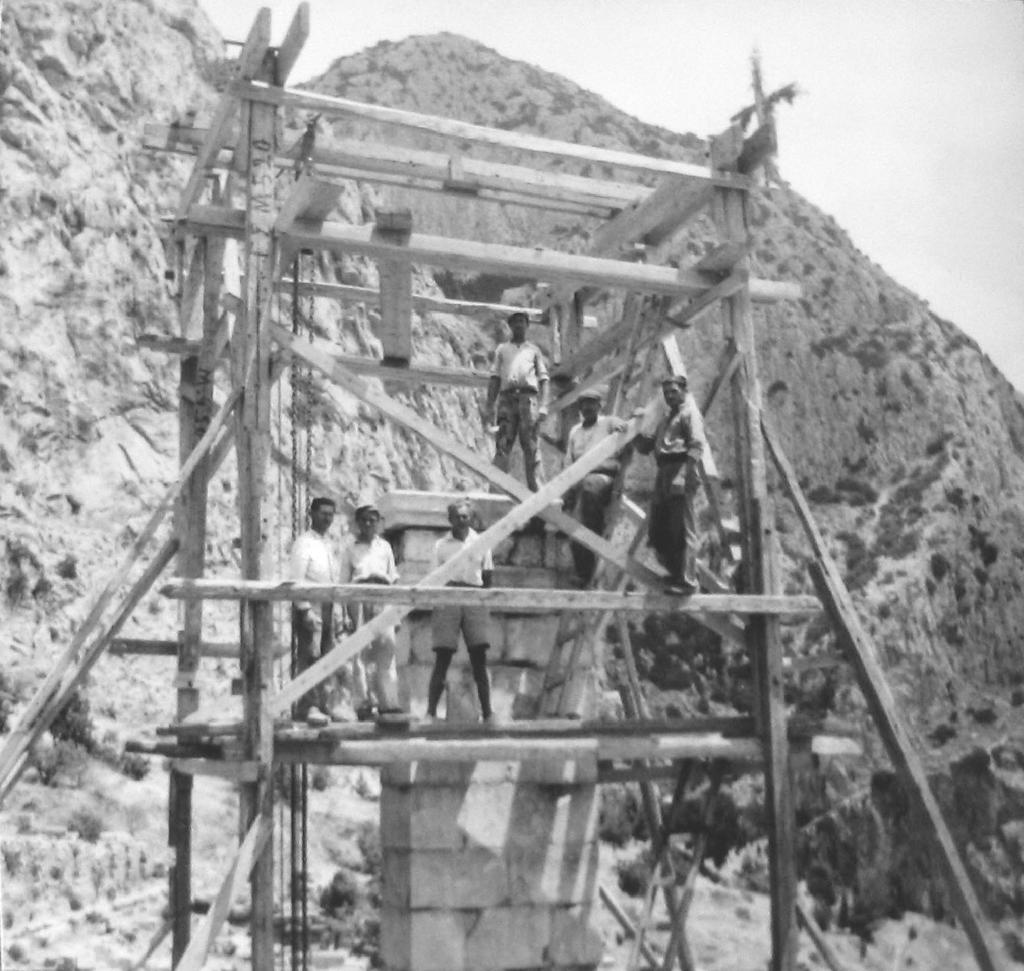 Nouveau remontage du pilier de Prusias en 1947, plus de 40 ans après un premier essai fautif à l’issue de la Grande Fouille.