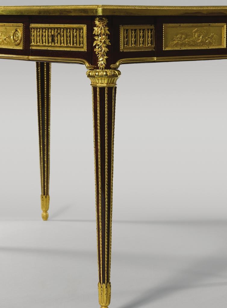 Jean-Henri Riesener, bureau ou « table en bureau » (détail), vers 1783. Utilisé par la reine Marie-Antoinette au hameau de Trianon. Musée national du château de Versailles.