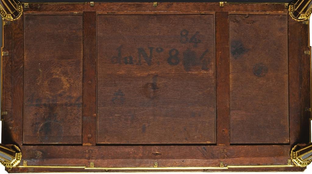 Le bureau et l’écritoire portent tous les deux la mention « Du n° 84 ».