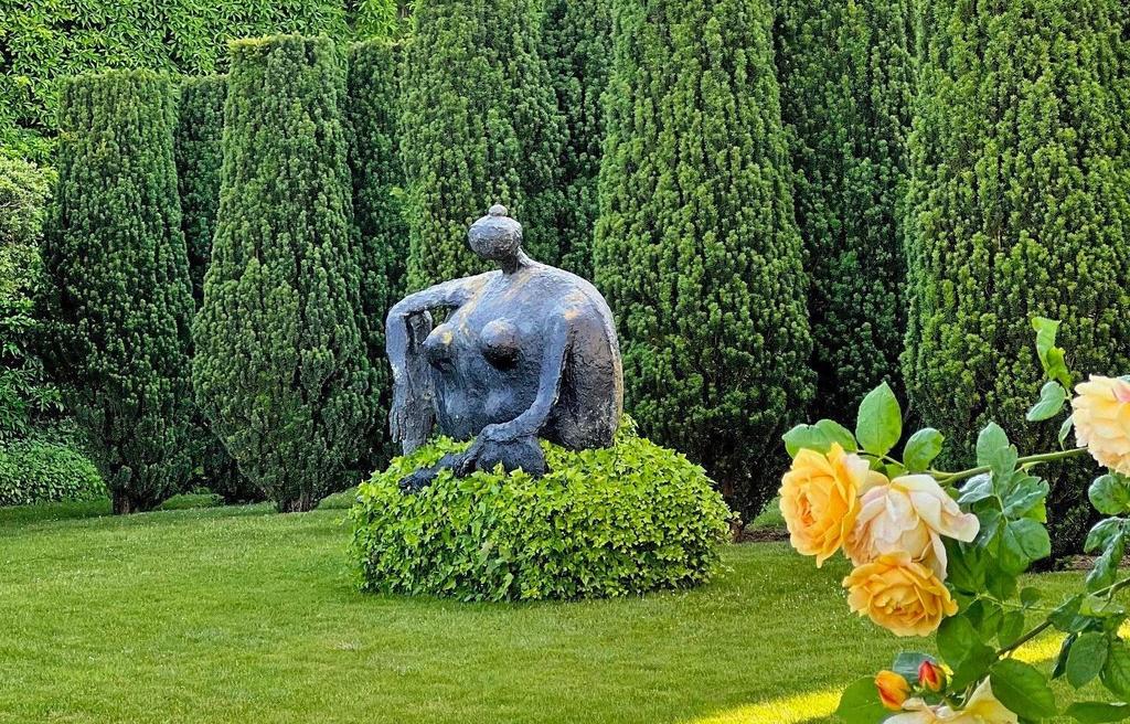 Robert Couturier (1905-2008), La Savonnette, 1994. Bronze, 150 x 175 x 103 cm. Collection Courtesy Galerie Dina Vierny. 