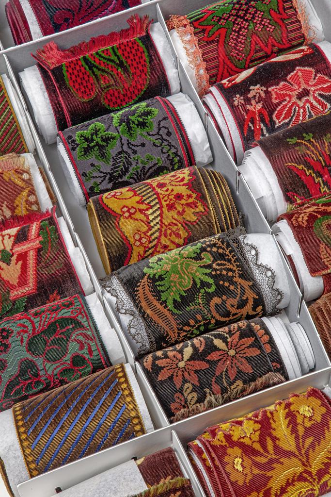 Rubans de coiffe d’Arles, vers 1835-1845. Velours de soie façonné. Collection musée de la Mode et du Costume d'Arles.