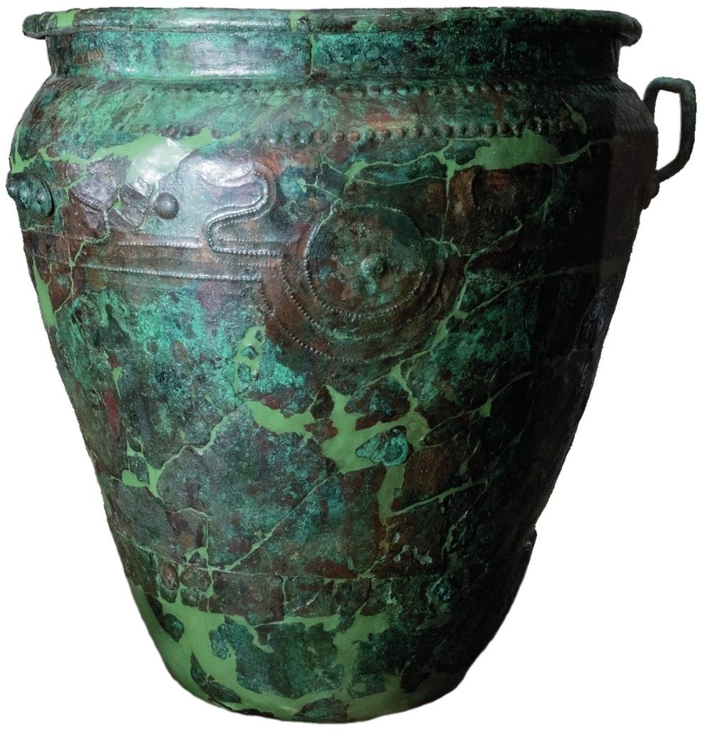 Situle en bronze de la tombe centrale du tumulus Géraud de Saint-Romain-de-Jalionas (Isère), production nord-alpine du IXᵉ siècle avant notre ère. Maison du patrimoine d’Hières-sur-Amby.