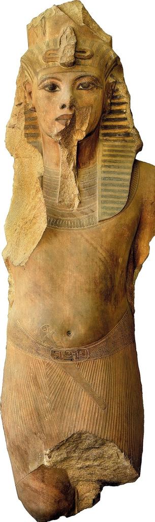 Statue colossale de Toutânkhamon usurpée par Horemheb. Quartzite, H. : 285 cm. Louxor, Médinet Habou, temple d’Aÿ et d’Horemheb. GEM 2223.