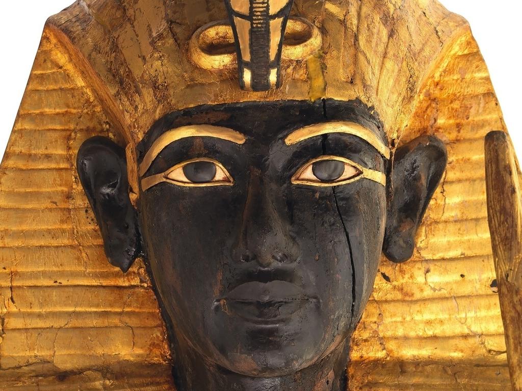 Statue à l’effigie du roi montant la garde, règne de Toutânkhamon (1336-1326 avant notre ère). Bois, gesso, résine noire, feuille d’or, bronze, calcite blanche et obsidienne pour les yeux. H. : 190 cm. Louxor, vallée des Rois, KV62, antichambre. Le Caire, Grand Musée égyptien, GEM 5-4.