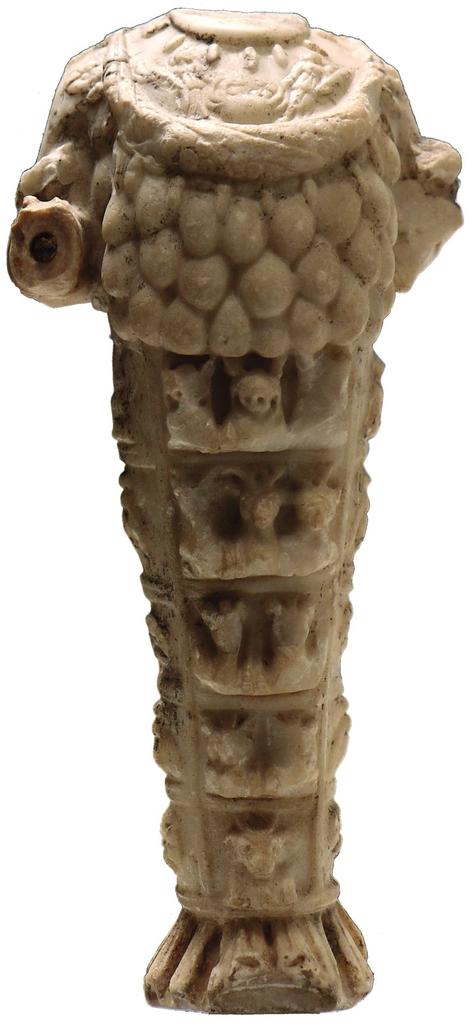 Statuette du musée d’Histoire de Marseille, 32 cm, Haut-Empire romain. On avait perdu la provenance de cette pièce ; des recherches d’archives menées en 2017 par Béatrice Vigié ont déterminé qu’elle provient de Carthage et a été offerte le 30 juin 1864 par un officier de la marine militaire.