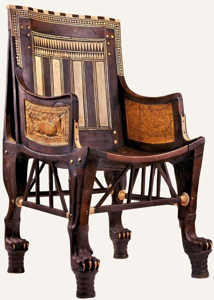 Fauteuil de Toutânkhamon en bois incrusté d’ébène et d’ivoire. Bois, ébène, ivoire, feuille d’or, H. : 71,5 cm. Règne de Toutânkhamon (1336-1326 avant notre ère), Louxor, vallée des Rois, KV62. Le Caire, Grand musée égyptien, GEM 378.