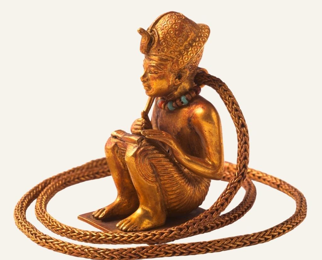 Figurine prosternée et chaîne en or représentant un roi accroupi. H. : 5,4 cm. Règne de Toutânkhamon (1336-1326 avant notre ère), Louxor, vallée des Rois, KV62. Le Caire, Grand musée égyptien, GEM 189.