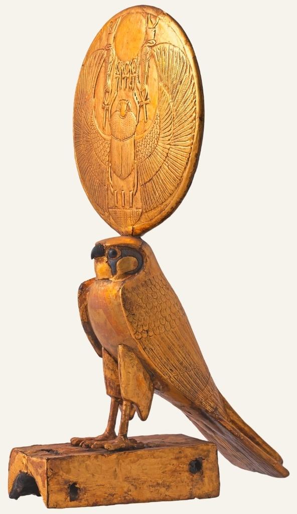 Figurine d’Horus sous les traits d’un faucon solaire. Bois, gesso, feuille d’or. Règne de Toutânkhamon (1336-1326 avant notre ère), Louxor, vallée des Rois, KV62. Le Caire, Grand musée égyptien, GEM 828.