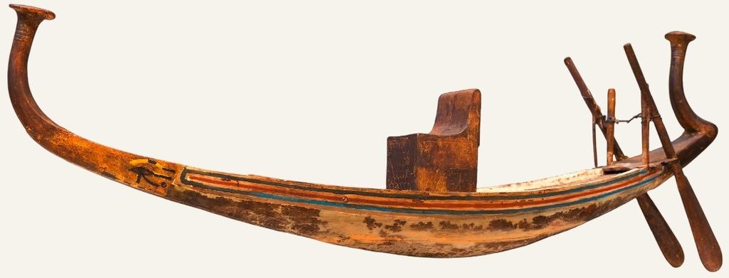 Modèle de barque solaire. Bois, L. : 149 cm. Règne de Toutânkhamon (1336-1326 avant notre ère), Louxor, vallée des Rois, KV62. Le Caire, Grand musée égyptien, GEM 4633.