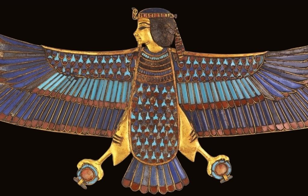 Pectoral en or de l’oiseau Bâ avec incrustations de verre (détail). Or, verre; l. : 4,8 cm. Règne de Toutânkhamon (1336-1326 avant notre ère), Louxor, vallée des Rois, KV62. Le Caire, Grand musée égyptien, GEM 759.