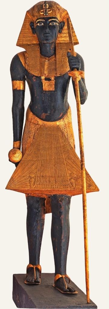 Statue à l’effigie du roi montant la garde. Bois, gesso, résine noire, feuille d’or, bronze, calcite et obsidienne, H. : 190 cm. Règne de Toutânkhamon (1336-1326 avant notre ère), Louxor, vallée des Rois, KV62. Le Caire, Grand musée égyptien, GEM 5.