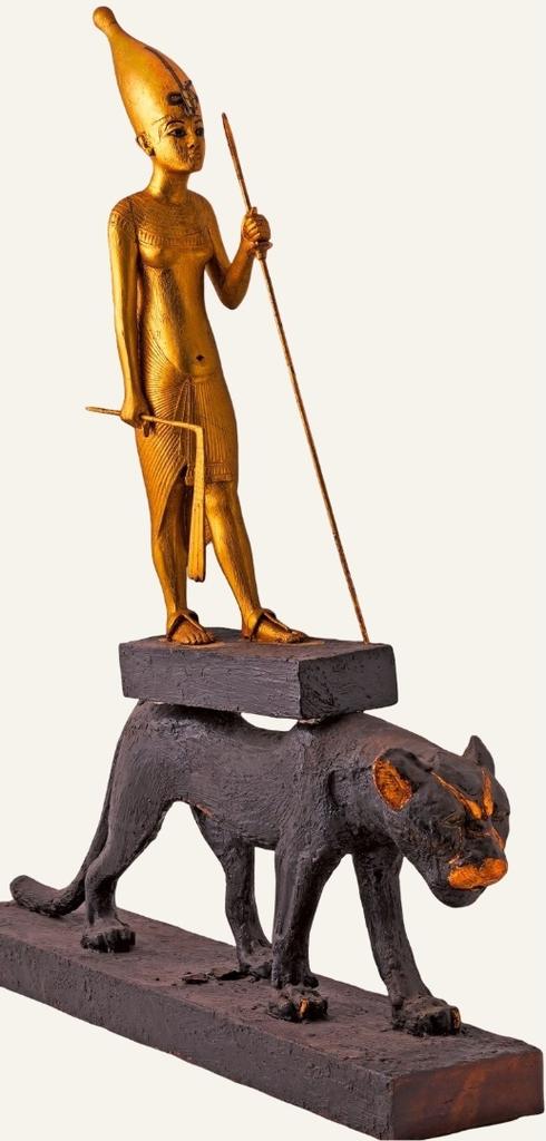 Statuette en bois doré de Toutânkhamon chevauchant une panthère. Bois, feuille d’or, gesso, résine noire, bronze, calcaire, obsidienne et verre, H. : 85,6 cm. Règne de Toutânkhamon (1336-1326 avant notre ère), Louxor, vallée des Rois, KV62. Le Caire, Grand musée égyptien, GEM 11552.