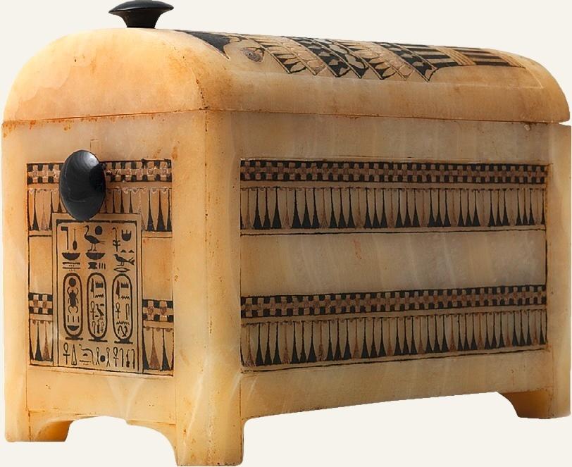 Boîte en calcite peinte et couvercle voûté avec ornement floral, règne de Toutânkhamon (1336-1326 avant notre ère). Calcite et obsidienne. H. : 24 cm. Louxor, vallée des Rois, KV62, antichambre. Le Caire, Grand Musée égyptien, GEM 255.