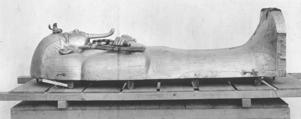 Couvercle du cercueil extérieur en bois recouvert d’une fine feuille d’or et dont le bout des pieds fut raboté au moment de la fermeture du sarcophage.