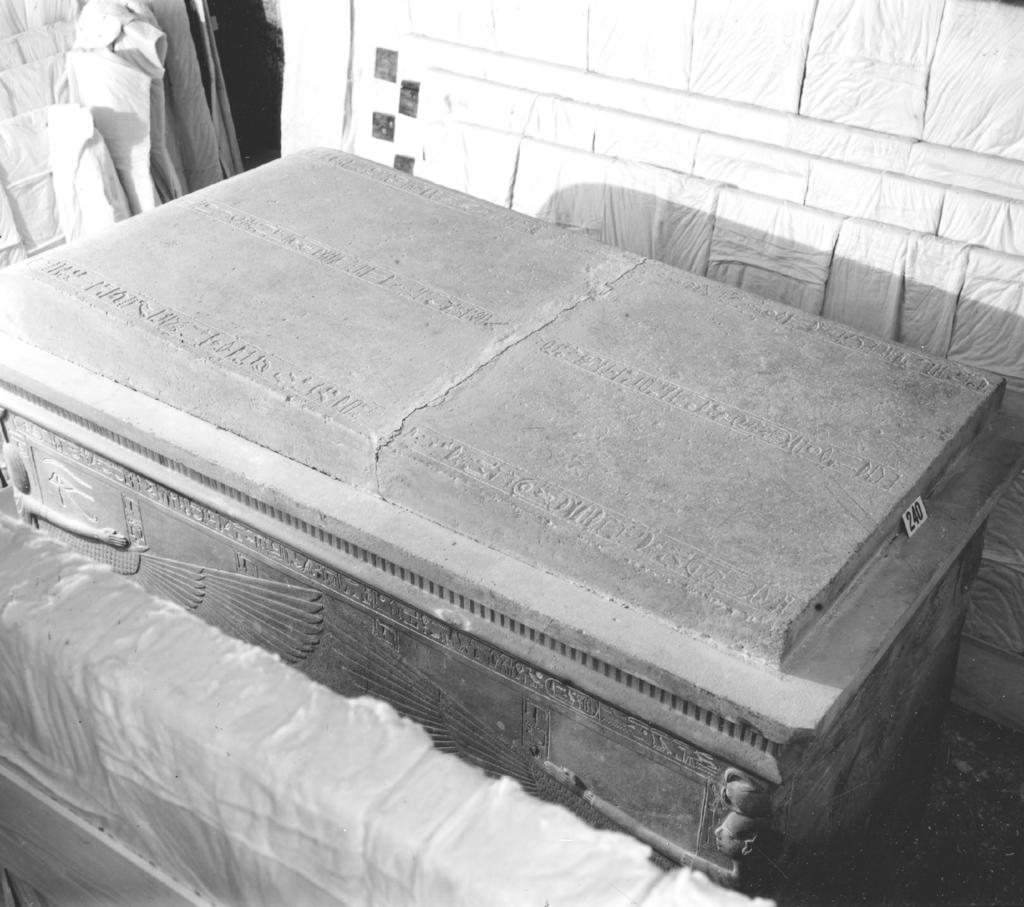Couvercle du sarcophage en quartzite jaune, au moment de sa découverte par Howard Carter en 1925.