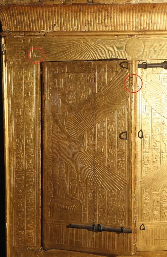 Marques gravées ou peintes à l’encre noire Elles désignaient sur les parois des chapelles la manière dont elles devaient être orientées.