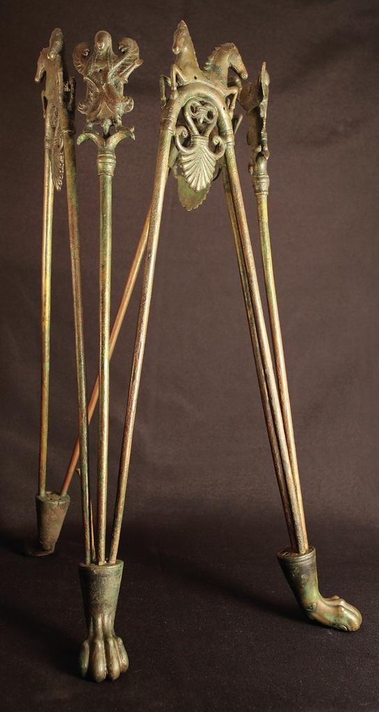 Trépied en bronze étrusque de la Tour du Castellas à Marseillan (Hérault) de la seconde moitié du VIᵉ siècle avant notre ère, mis au jour dans une épave du IIIᵉ siècle avant notre ère. Agde, musée de l’Éphèbe.