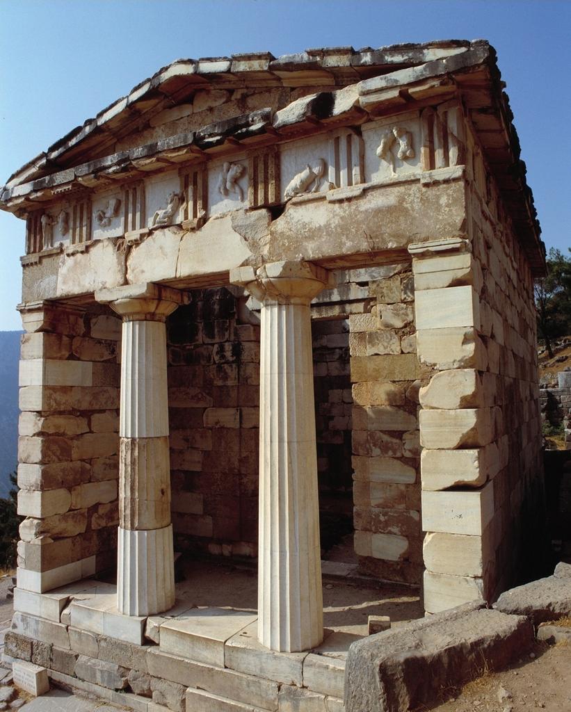 Le Trésor des Athéniens reconstitué. L’original datait de 490-485 avant notre ère. Ce temple votif dédié à Apollon a fait l’objet d’une réplique en anastylose réalisée par l’architecte français Joseph Replat en 1903-1906. Delphes, musée archéologique.