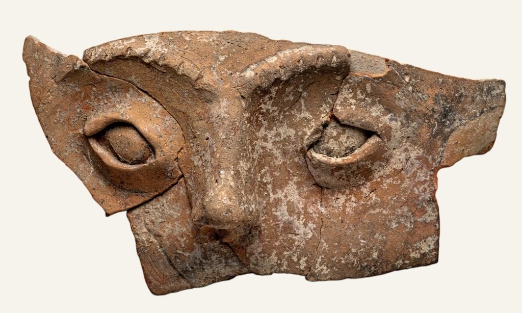 Vase à visage en céramique, IIIe‑IVe siècles. Breuschwickersheim, Fouille Éveha.