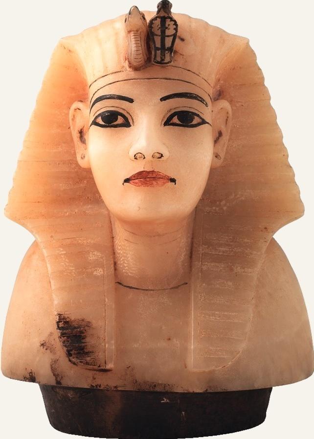 Couvercle de vase canope en calcite avec la tête du roi. Calcite (albâtre), H. : 24 cm. GEM 347.