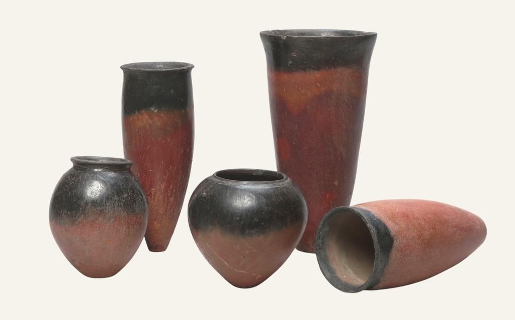 Ensemble de vases de la période prédynastique égyptienne (Nagada I C – Nagada II C). Saint-Germain-en-Laye, musée d’Archéologie nationale –Domaine national de Saint-Germain-en-Laye.