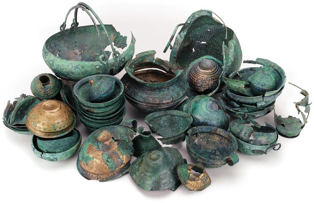 Vases en bronze du dépôt d’Évans (Jura). Ces productions nord-alpines de la fin de l’Âge du Bronze (XIᵉ-Xᵉ siècle avant notre ère) ont servi de prototypes aux vases métalliques nord-italiques et étrusques villanoviens des IXᵉ-VIIIᵉ siècles avant notre ère.