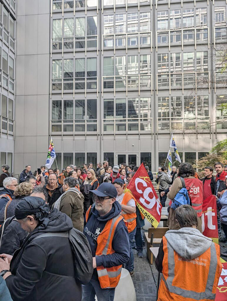 Archéologues en grève et manifestant au ministère de la Culture, avril 2025. 