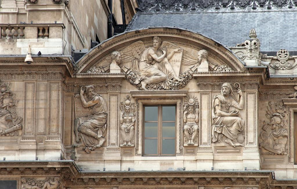 Sur la partie haute de l’attique de l’aile occidentale de la Cour carrée : la Loi surplombe, à gauche, Moïse, à droite, Numa Pompilius, œuvres de Jean Guillaume Moitte en 1806. 