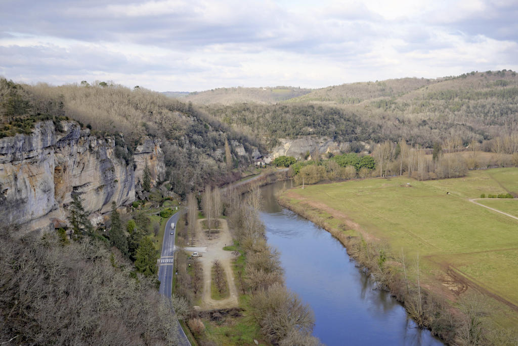 Falaise abritant les sites de Laugerie-Basse et Laugerie-Haute, vallée de la Vézère en aval des Eyzies. 